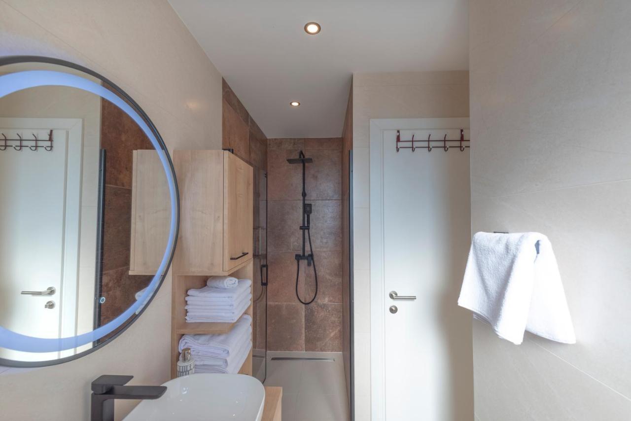 Sunny Bo Villa With A Heated Pool And Rooftop Jacuzzi Kaštela Exterior foto