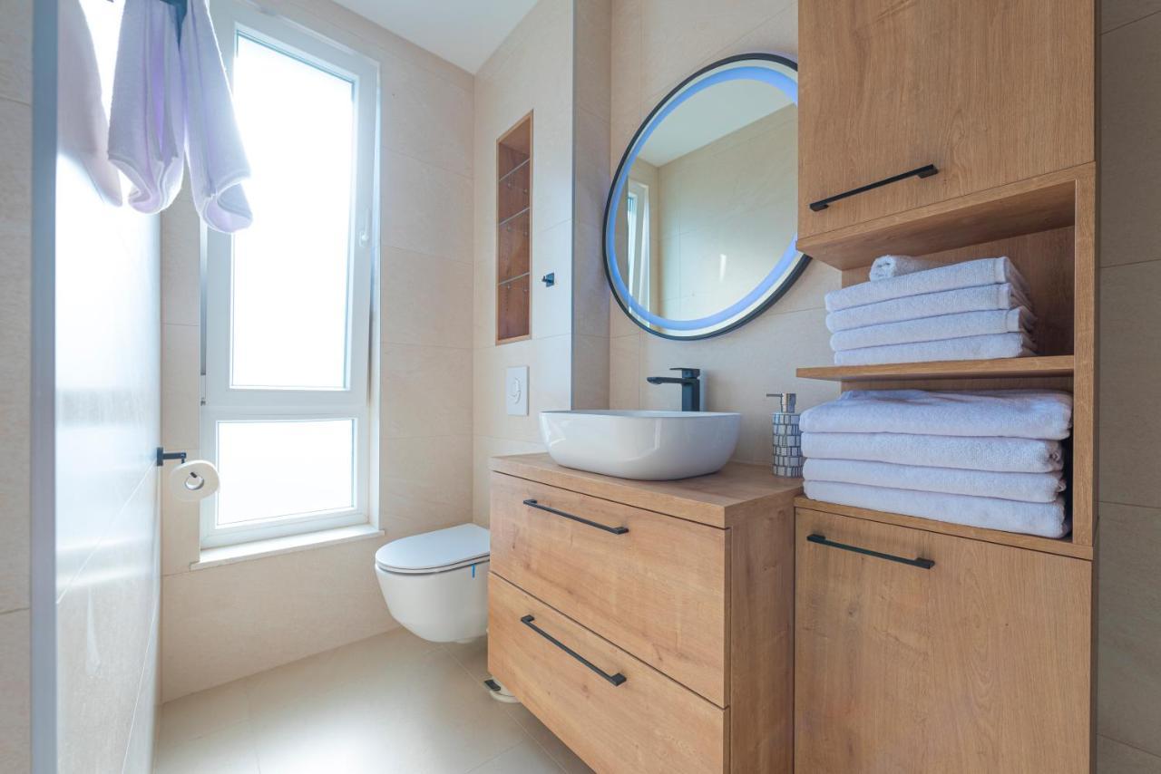 Sunny Bo Villa With A Heated Pool And Rooftop Jacuzzi Kaštela Exterior foto
