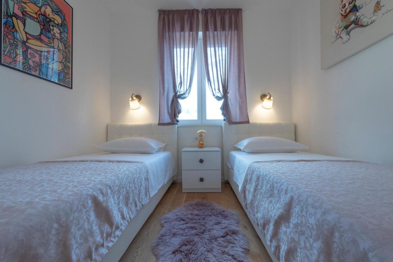 Sunny Bo Villa With A Heated Pool And Rooftop Jacuzzi Kaštela Exterior foto